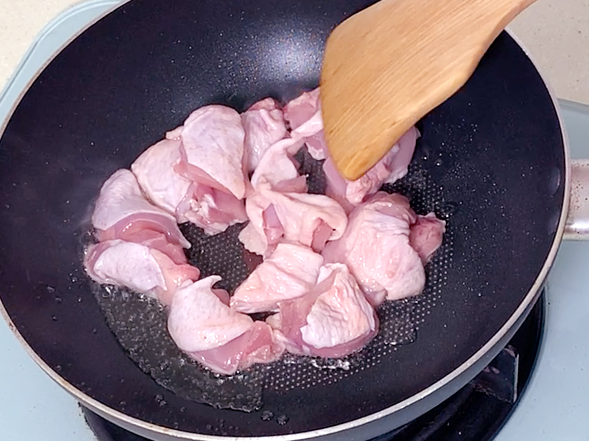 鳳梨料理食譜步驟:熱油鍋，放入雞腿肉