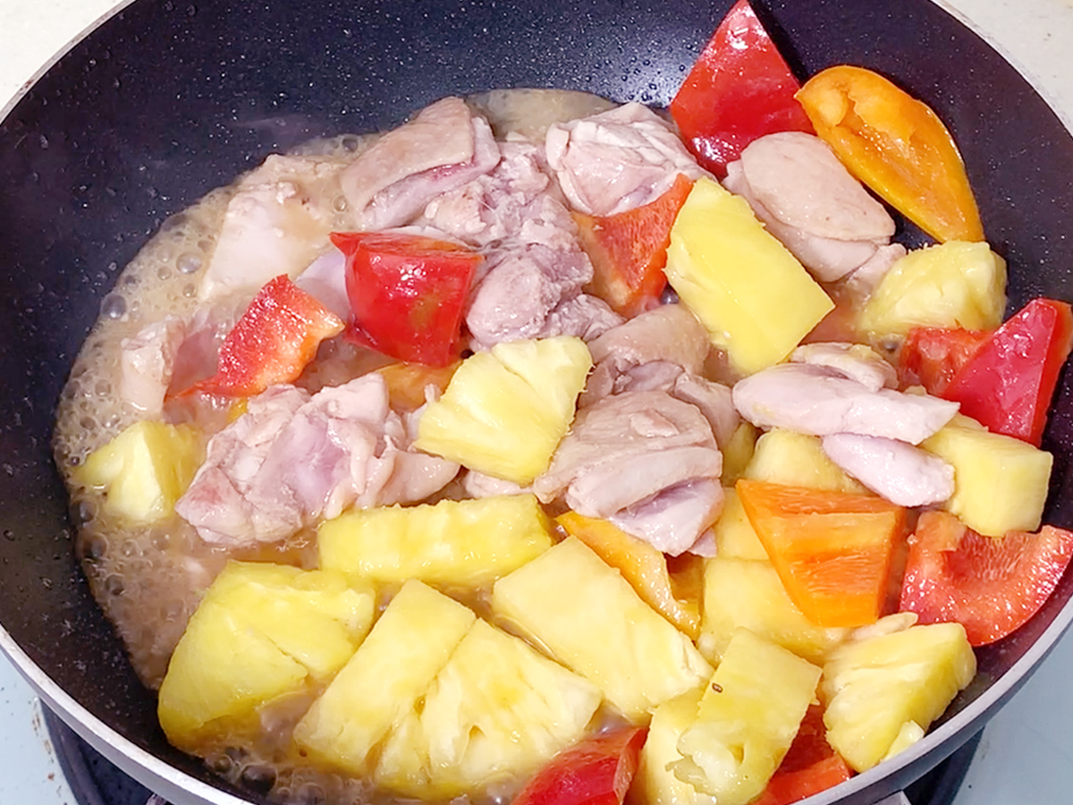 鳳梨料理食譜步驟:熱油鍋，放入雞腿肉，帶雞皮煎到金黃，再放入鳳梨、甜椒拌炒。