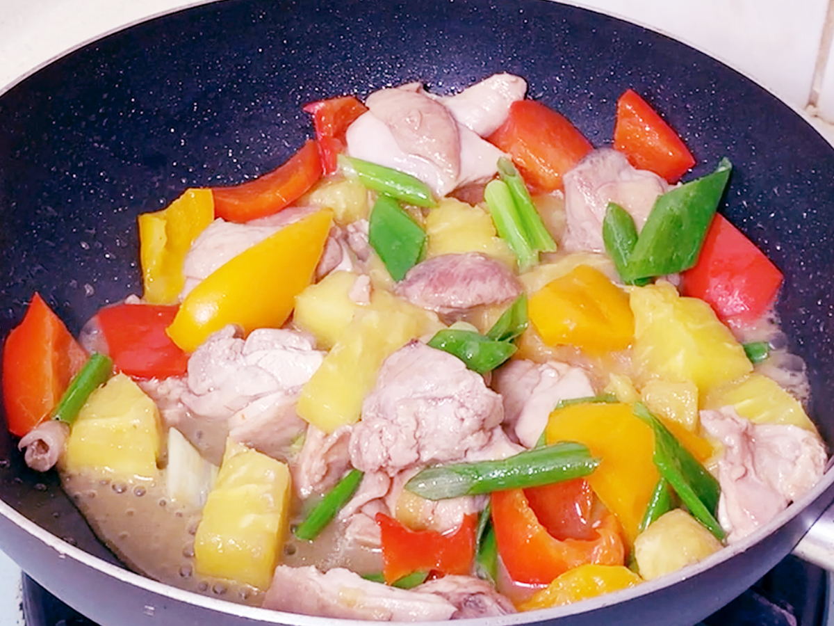鳳梨料理食譜步驟:開鍋蓋，加入蔥段拌炒，即可起鍋。