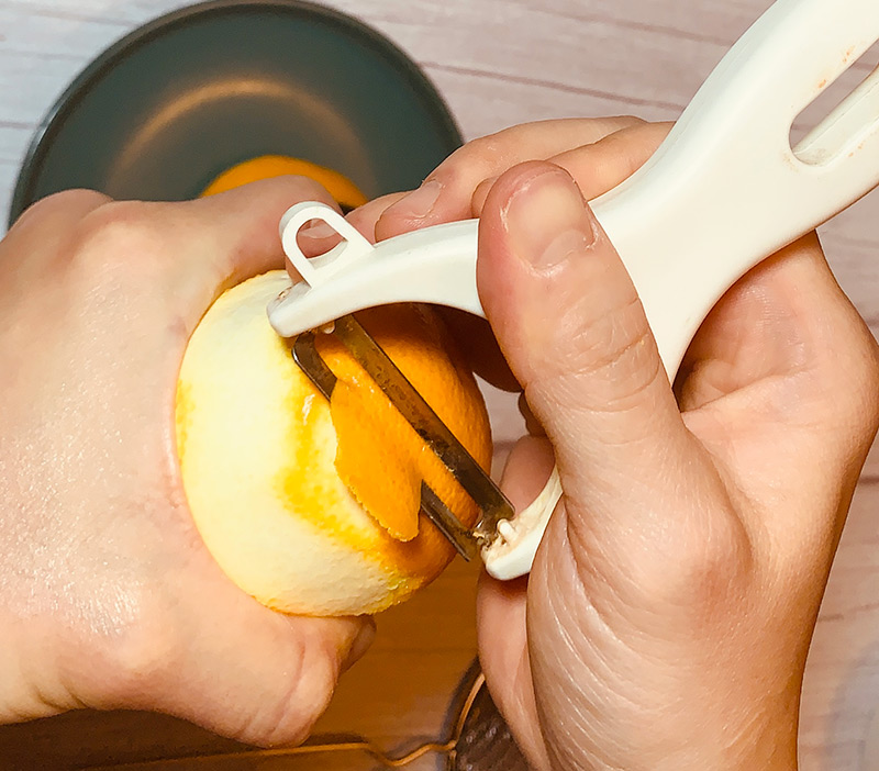 香料熱紅酒食譜-進階版步驟1-2：削取兩小片柳橙皮與兩小片檸檬皮，只取表皮，避免削到白色纖維，白色纖維會有苦味。